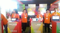 CMO Cyberlabs Firlia Nastiti (ketiga kanan) bersama tim, serta startup binaan Indigo lainnya, sedang memperlihatkan aplikasi Atom di sela-sela Bandung ICT Expo 2016. (Foto: CyberLabs)