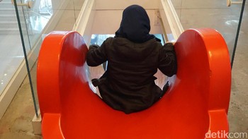 Tak cuma menyediakan tangga, Xiaomi juga menyediakan sebuah prosotan bagi karyawan yang ingin turun dari lantai dua ke lantai satu. Foto: detikINET/Muhammad Alif Goenawan