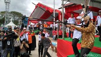 Menpora Imam Nahrawi meniup jarum sumpit dengan didampingi Gubernur Kalteng Sugianto Sabran. Namun mereka gagal meniup jarum sumpitnya. Jarum sumpit itu tidak terlontar dari dalam pelontarnya.