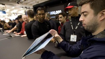 Ketika kalian pertama kali melihat MacBook Air, sulit dipercaya ini adalah laptop performa tinggi dengan layar dan keyboard penuh. Tapi memang demikian, katanya lagi.  Foto: Getty Images