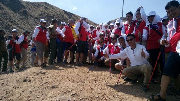 Pagi-pagi Rini Ajak Dirut BUMN Naik Bukit di Pulau Padar