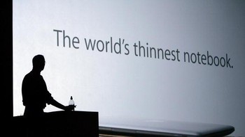 Steve Jobs kala itu menyebutnya sebagai laptop tertipis di dunia dan memang demikian. Foto: Getty Images