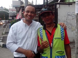 Momen Pertemuan Tak Sengaja Anies dan Teman Main Bola Semasa Kecilnya