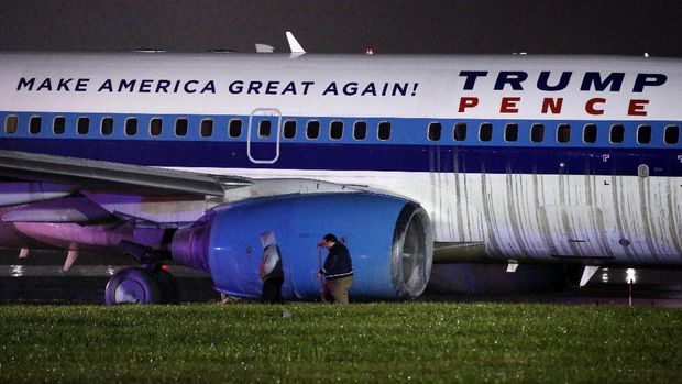 Petugas memeriksa kondisi pesawat usai tergelincir