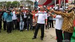 Ketika Menpora Menggunakan Senjata Khas Kalimantan