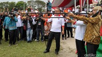 Menpora Imam Nahrawi meniup jarum sumpitnya untuk memecahkan balon yang digunakan sebagai simbol puncak acara.