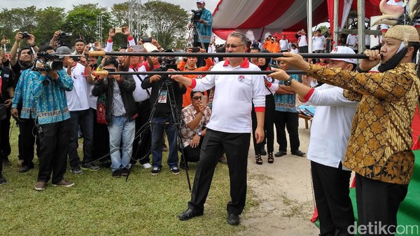 Ketika Menpora Menggunakan Senjata Khas Kalimantan
