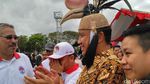 Ketika Menpora Menggunakan Senjata Khas Kalimantan