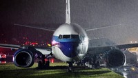 Pesawat yang membawa Mike Pence tergelincir dari landasan saat mendarat di tengah hujan di Bandara LaGuardia, Kamis (27/10/2016) sekitar pukul 19.40 waktu setempat. Lucas Jackson/Reuters/detikFoto.