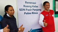 Menteri BUMN Rini Soemarno menyempatkan diri mendatangi area wisata Pulau Komodo, Nusa Tenggara Timur, Jumat (28 Oktober 2016) dan memberikan bantuan sebagai entuk nyata kontribusi BUMN Hadir Untuk Negeri. Pool/Kementerian BUMN.