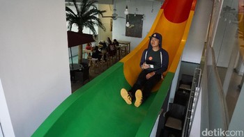 Beberapa awak media pun ditantang untuk mencoba keseruan berseluncur dari prosotan. Foto: detikINET/Muhammad Alif Goenawan