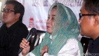 Tokoh perdamaian Sjamsiah Ahmad didampingi Direktur Riset Setara Institute Ismail Hasani saat menjadi pembicara dalam dialog bertema Kampanye Anti Rasis di Jakarta, Jumat (28/10/2016).