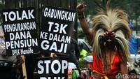 Dalam aksinya, mereka menggelar aksi teaterikal.