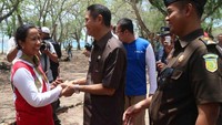 Bupati Manggarai Barat Antonius bersama Menteri BUMN Rini Soemarno saat menyerahkan bantuan CSR di Pulau Komodo. Pool/Kementerian BUMN.
