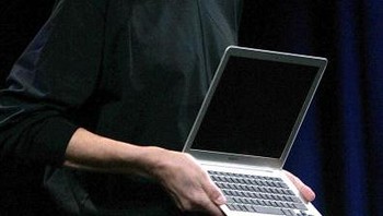 MacBook Air dilahirkan Apple di era kepemimpinan Steve Jobs. Ia memperkenalkannya di ajang konferensi MacWorld di awal tahun 2008. Foto: Getty Images