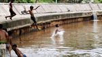 Anak-anak Berenang di Sungai Ciliwung