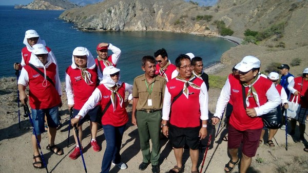 Dalam rangka memperingati Hari Sumpah Pemuda Jumat 28 Oktober 2016 lalu, Menteri BUMN Rini Soemarno mengadakan upacara di Pulau Padar, Nusa Tenggara Timur (NTT) (Ardan Adhi Chandra/detikTravel) Dalam rangka memperingati Hari Sumpah Pemuda Jumat 28 Oktober 2016 lalu, Menteri BUMN Rini Soemarno mengadakan upacara di Pulau Padar, Nusa Tenggara Timur (NTT) (Ardan Adhi Chandra/detikTravel)
