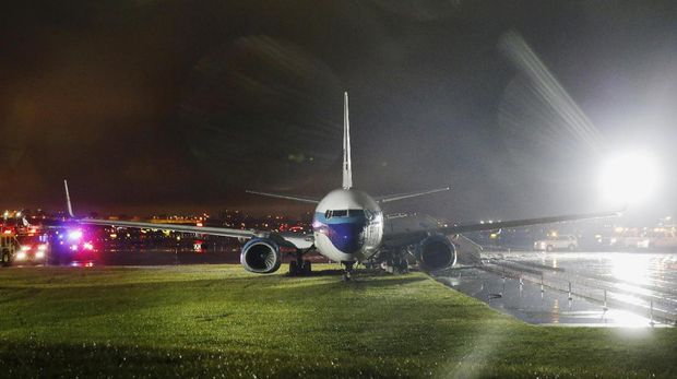 Pesawat tergelincir hingga keluar dari landasan