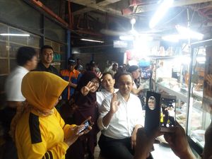 Diajak Pose 3 Jari di Pasar Tebet, Anies Baswedan Tetap Salam Bersama