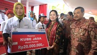 Turut hadir Menko Pembangunan Manusia dan Kebudayaan, Puan Maharani, Wakil Direktur Direktur Utama BNI Suprajarto serta Direktur Kelembagaan dan Transaksional BNI Adi Sulistyowati menyaksikan transaksi elektronik di Warung KUBE. Pool/dok. BNI.