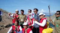 Setelah puas mendaki Pulau Padar, Rini dan jajaran direksi BUMN memulai upacara peringatan Hari Sumpah Pemuda pada pukul 09.00 WITA. Rombongan selanjutnya melakukan kunjungan ke Pulau Komodo untuk menyerahkan sejumlah bantuan (Ardan Adhi Chandra/detikTravel) 