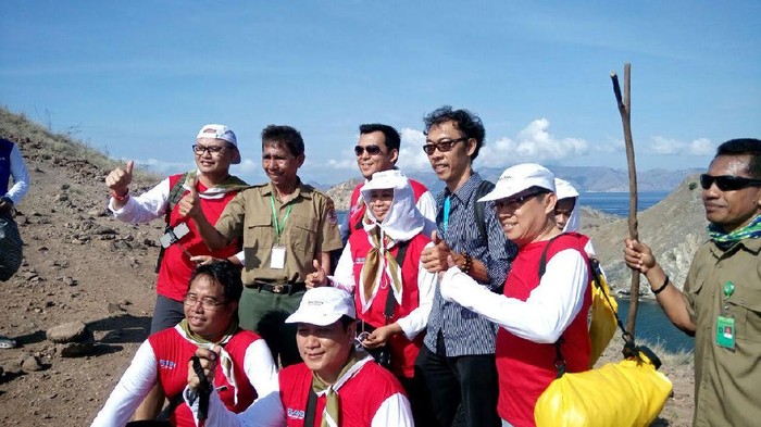 Pagi-pagi Rini Ajak Dirut BUMN Naik Bukit di Pulau Padar