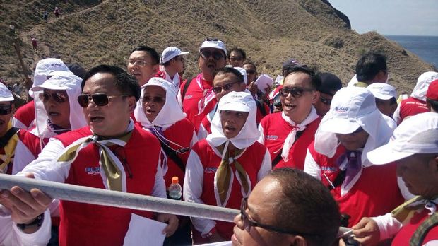 Peringati Sumpah Pemuda, Rini dan Bos-bos BUMN Upacara di Pulau Padar