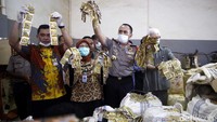 Kapolda Metro Jaya Irjen Pol M Iriawan dan BPOM menunjukan barang bukti yang akan disita.