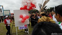 Menpora memecahkan balon menggunakan ujung tombak karena gagal meniup jarum sumpit.