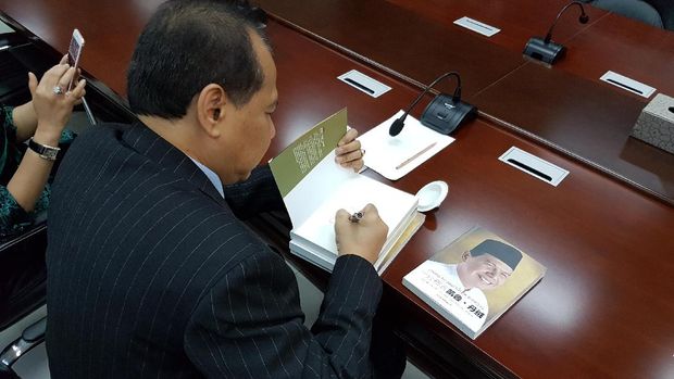 Chairul Tanjung menandatangani buku