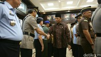 Usai melantik, Wiranto langsung menyapa seluruh anggota.