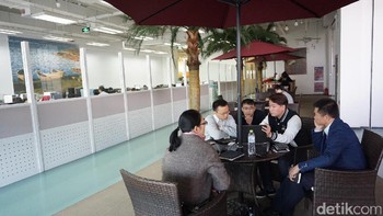 Tur kemudian diakhiri dengan menjelajah lantai B1 dan B2, di mana diisi oleh kantin karyawan. Foto: detikINET/Muhammad Alif Goenawan