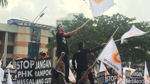 Sempat Kehujanan, Demo Karyawan Danamon Tiba di Kantor Pusat