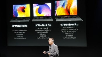 Namun hadirnya Touch Bar ini membuat harga MacBook Pro jadi tidak murah. Untuk varian 13 inch dilepas seharga USD 1.799 atau sekitar Rp 23,5 juta. Sementara versi 15 inch dibanderol USD 2.399 atau sekitar Rp 31,3 juta. Foto: Getty Images