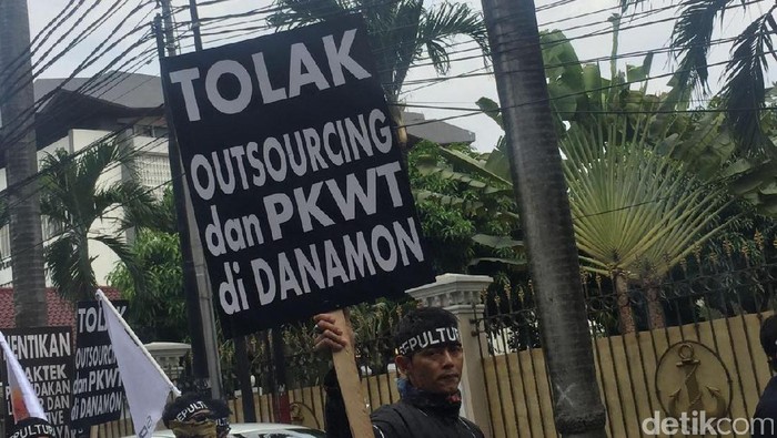 Karyawan Danamon Demo: Jangan Rampok Pesangon Kami!