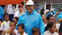 Dirut BNI Achmad Baiquni memberikan sejumlah Bantuan CSR kepada siswa-siswa SD Negeri Pasir Panjang, Pulau Rinca, Labuan Bajo, NTT. Pool/Kementerian BUMN.