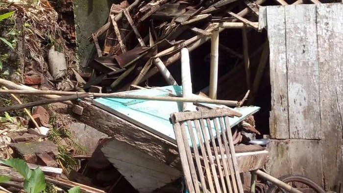 Angin Disertai Hujan Landa Temanggung, Satu Rumah Roboh