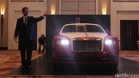 Mobil itu hanya tersedia 1 unit saja di Indonesia.