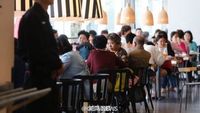 Di Kafe IKEA Shanghai, Para Lansia Kencan Buta Tanpa Membeli Makanan Apapun