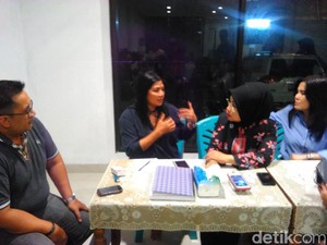 Sambil Makan Sate, Cawagub Sylvi Dicurhati Warga Soal Kali Krukut