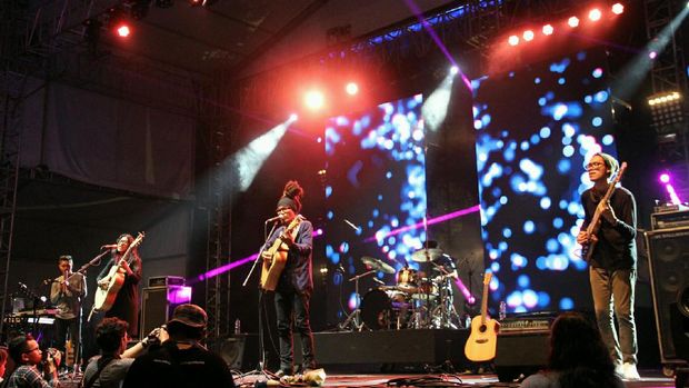 Penampilan Haru DDHEAR Di Synchronize Fest 2016