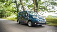 Nissan berkolaborasi dengan Studio Hardie untuk memodifikasi mobil listrik e-NV200 menjadi kantor berjalan listrik pertama di dunia. Mobil ini disebut e-NV200 WORKSPACe. Foto: Nissan Eropa