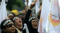 Sejumlah tuntutan pekerja diajukan kepada manajemen Bank Danamon. Terdapat 10 tuntutan atau disebut Sepuluh Tuntutan Rakyat Danamon (Sepultura).