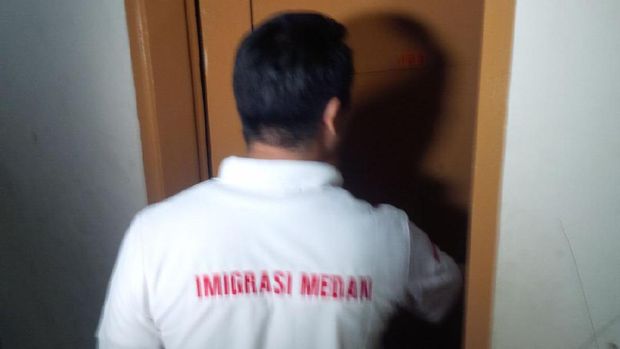 Petugas memeriksa kamar satu per satu