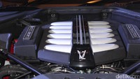 Rolls-Royce menggendong mesin Rolls-Royce V12 twin turbo engine.
