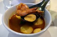 Phuket: Segar Pedas Tom Yam Goong dan Ayam Bungkus Pandan Khas Thailand