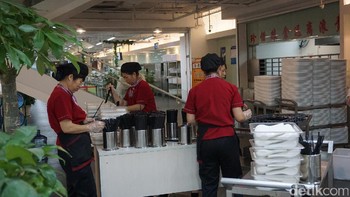 Kantin ini melayani kebutuhan makanan para karyawan, mulai dari sarapan, makan siang, hingga makan malam. Foto: detikINET/Muhammad Alif Goenawan
