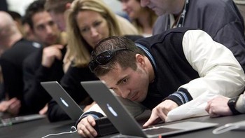 Mengagumi ketipisan MacBook Air. Foto: Getty Images