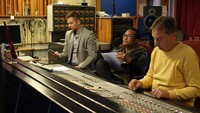 Irfan menjadi penanggung jawab dari arransemen orkestra tampak sedang mengerjakan lagu SamSonS di Budapest, Hongaria. (Dok. SamSonS)