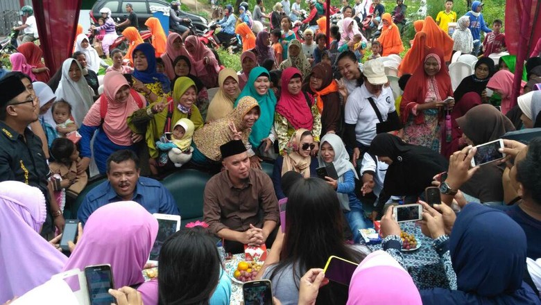 Hari Pertama Kampanye, Ahmad Dhani Sapa Warga di Pasar Cibitung Hari Pertama Kampanye, Ahmad Dhani Sapa Warga di Pasar Cibitung